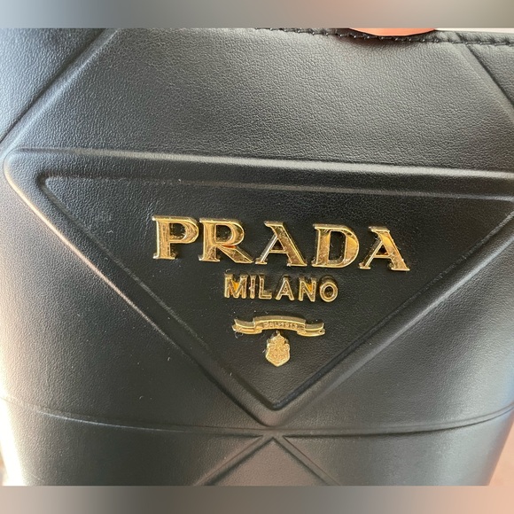 PRADA LOGO PLAQUE BUCKET BAG IN BLACK 1BE048 - Picture 14 of 16